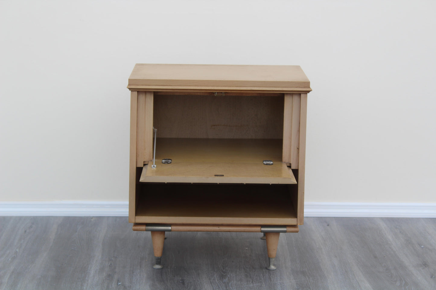 1970s Pair of Mid-Century Walnut Nightstands