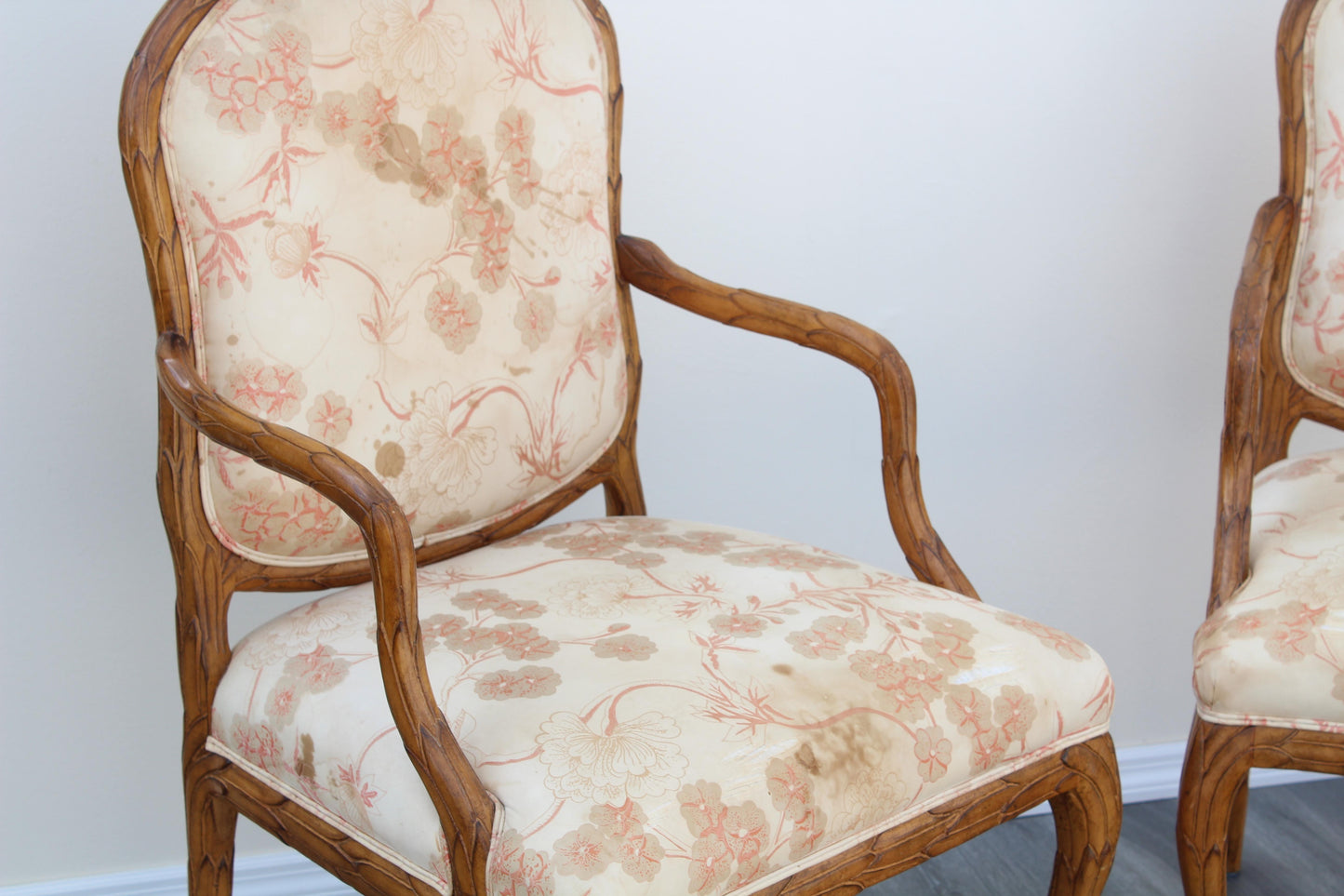 Late 20's Century Set of 6 Dining Chairs With Feather Motif