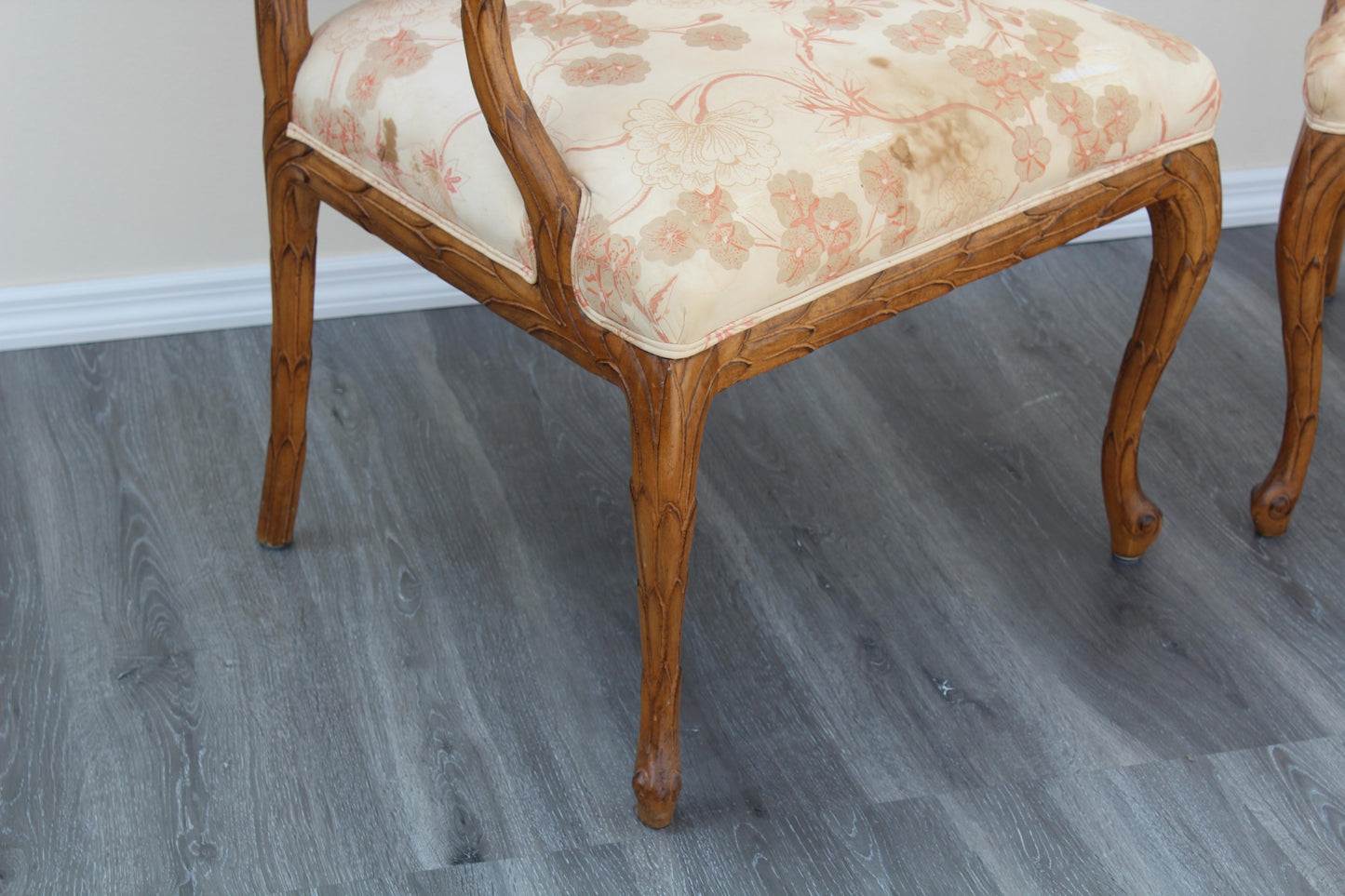 Late 20's Century Set of 6 Dining Chairs With Feather Motif