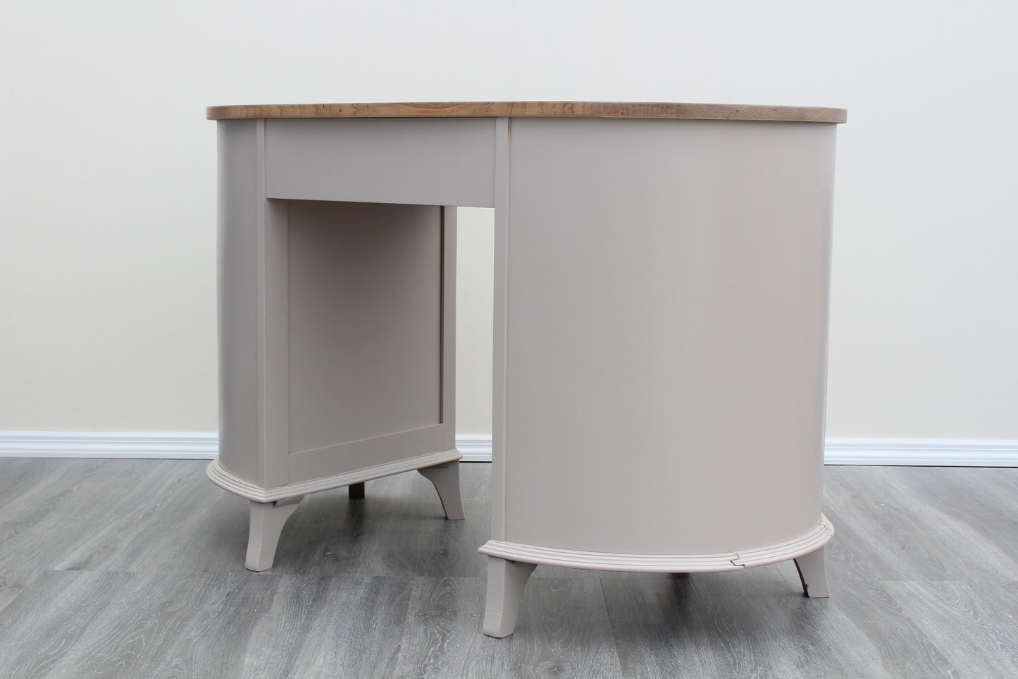 Mid-Century Mahogany Kidney Shaped Desk of Seven Drawers