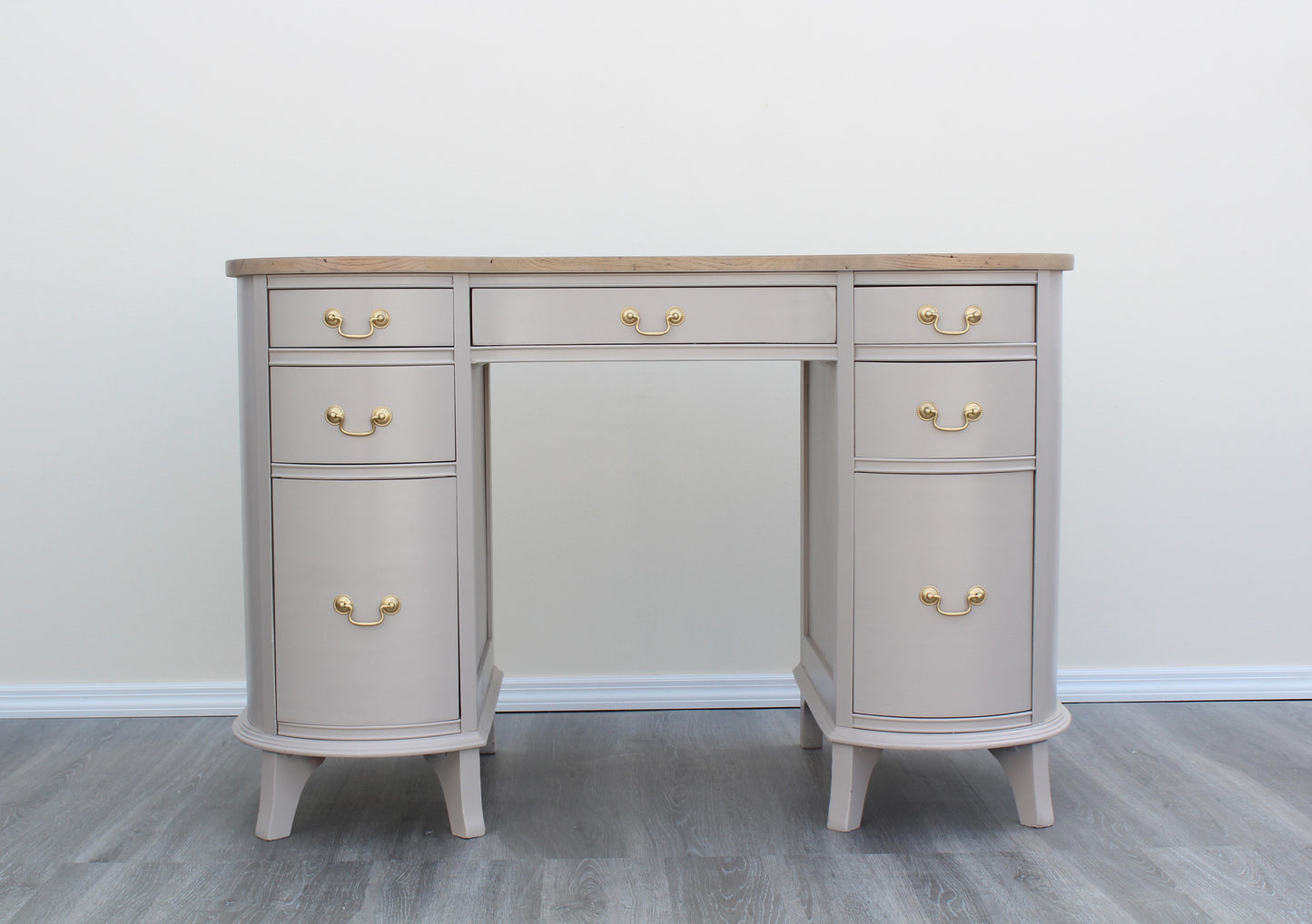 Mid-Century Mahogany Kidney Shaped Desk of Seven Drawers