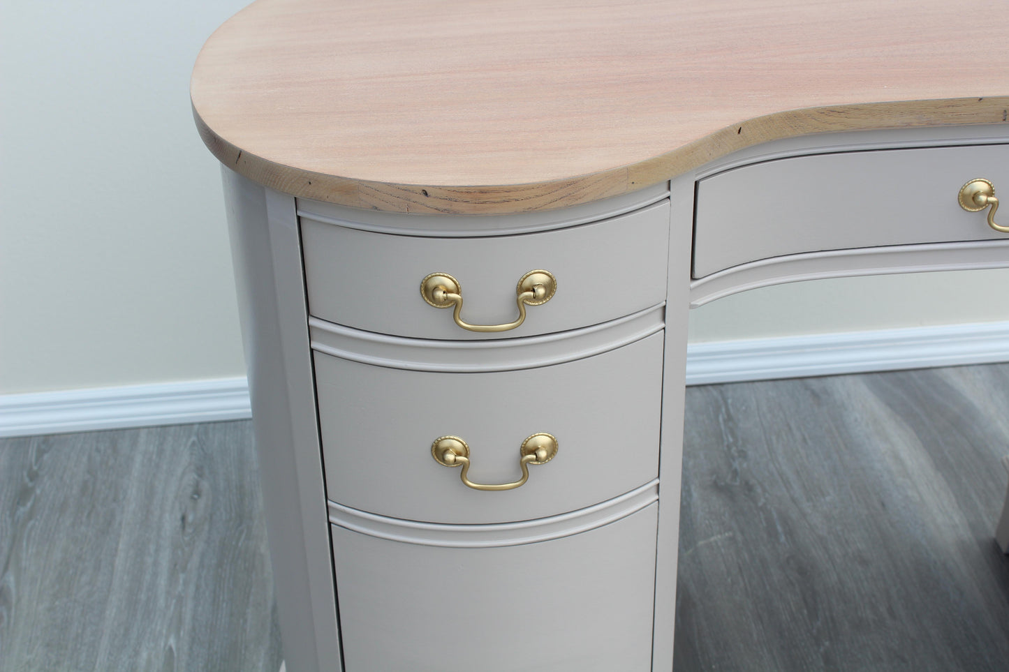 Mid-Century Mahogany Kidney Shaped Desk of Seven Drawers