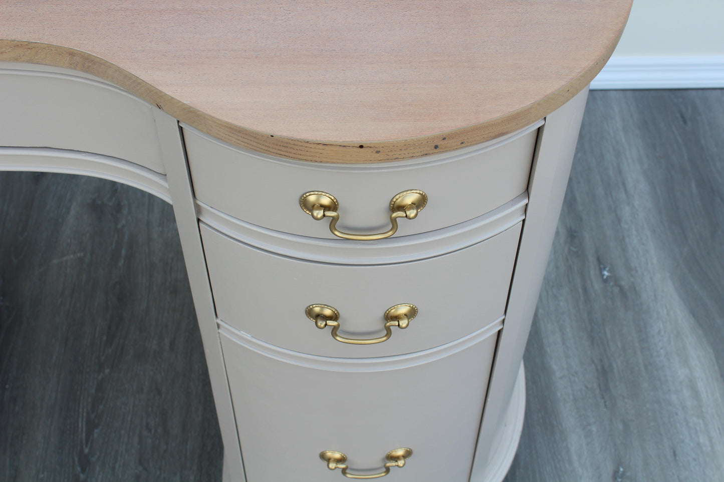 Mid-Century Mahogany Kidney Shaped Desk of Seven Drawers