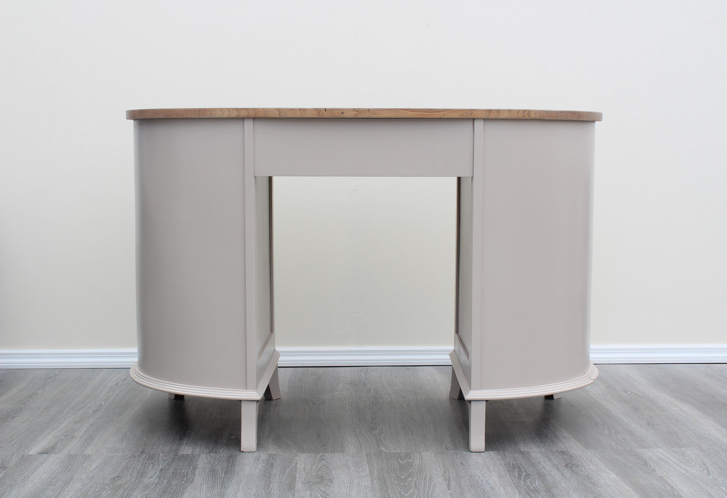 Mid-Century Mahogany Kidney Shaped Desk of Seven Drawers