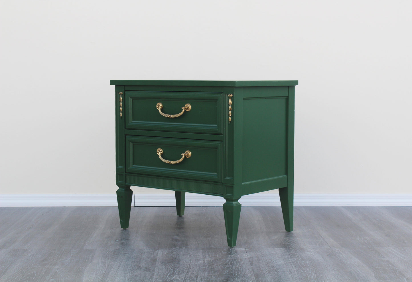 Late 20th Century Pair of Mid-Century Neoclassical Green Nightstands