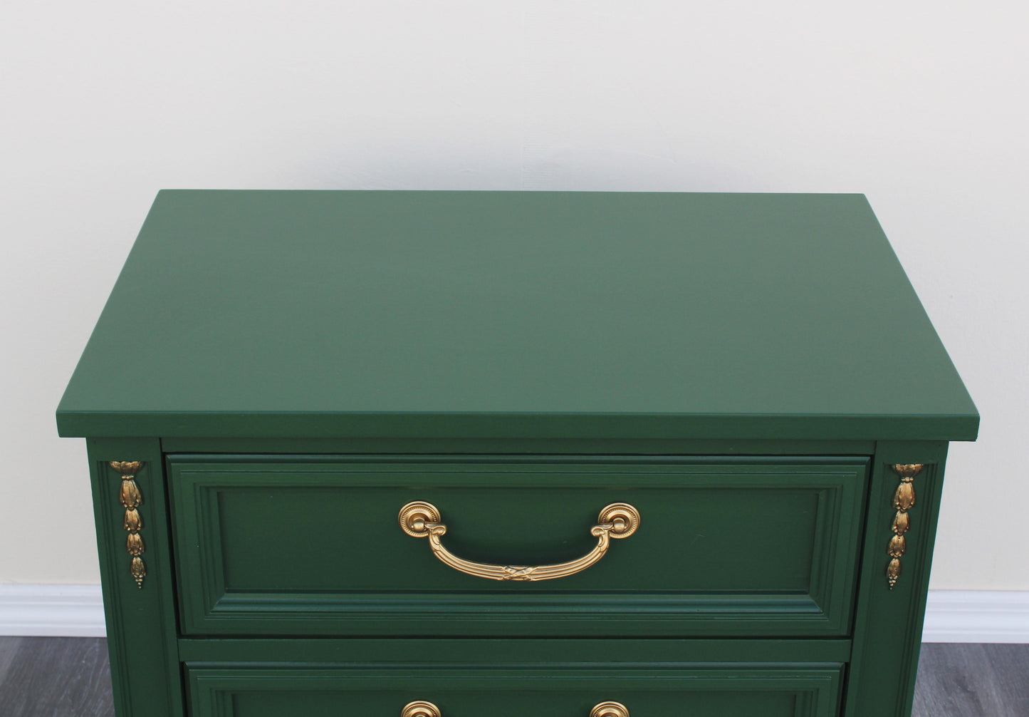 Late 20th Century Pair of Mid-Century Neoclassical Green Nightstands