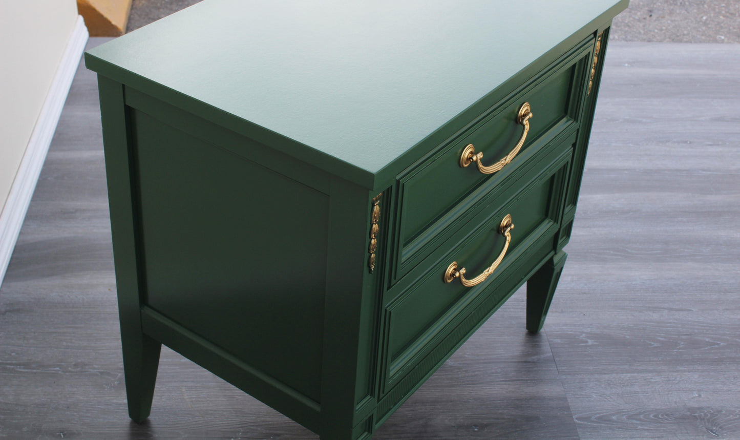 Late 20th Century Pair of Mid-Century Neoclassical Green Nightstands