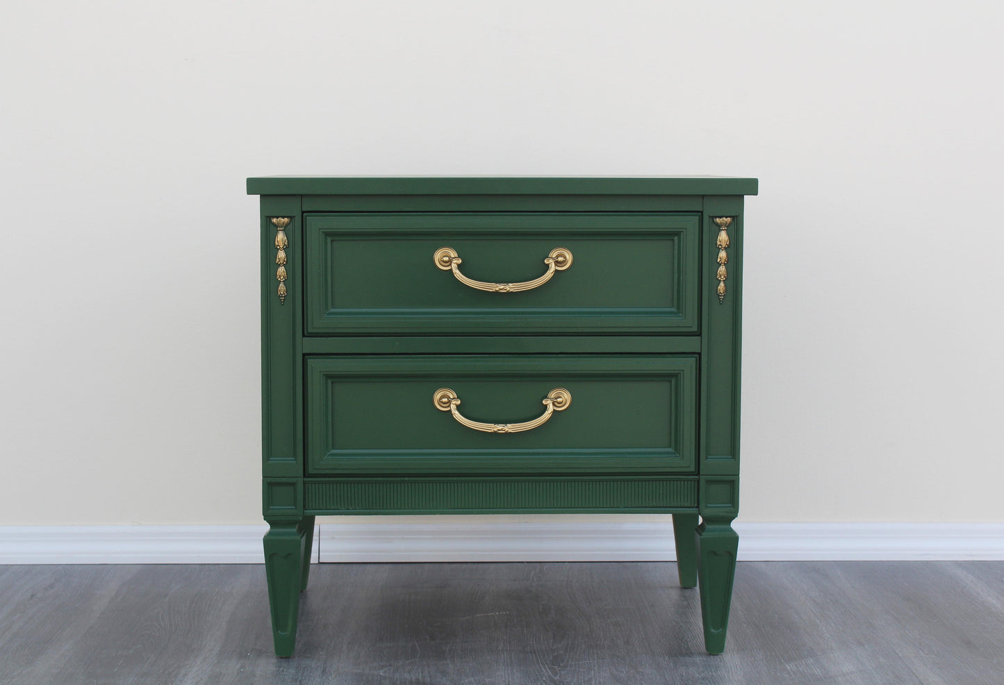 Late 20th Century Pair of Mid-Century Neoclassical Green Nightstands